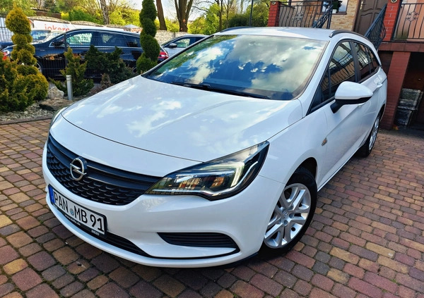 Opel Astra cena 35900 przebieg: 197000, rok produkcji 2017 z Zawiercie małe 667